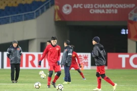 Các tuyển thủ U23 trong buổi tập. (Ảnh: Hoàng Linh/TTXVN)