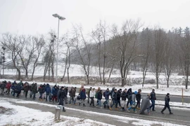 Người tị nạn tại khu vực viên giới Slovenia-Áo ngày 5/1. (Nguồn: AFP/TTXVN)