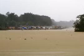 Mưa to, mực nước trên sông Hương đang lên, đề phòng gây úng ngập vào ban đêm ở vùng hạ du (ảnh chụp lúc 17 giờ ngày 10/12). (Ảnh: Quốc Việt/TTXVN) 