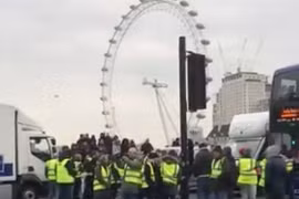 Quốc kỳ Anh (phải) và cờ EU bên ngoài Hạ viện Anh ở London ngày 12/12/2018. (Nguồn: THX/TTXVN) 