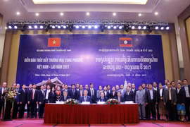 Các đại biểu dự diễn đàn chụp ảnh lưu niệm chung. (Ảnh: Phạm Kiên/Vietnam+)