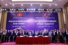 Các đại biểu dự diễn đàn chụp ảnh lưu niệm chung. (Ảnh: Phạm Kiên/Vietnam+)