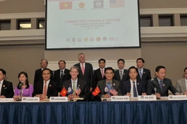 Đại diện các địa phương Việt Nam và Tiểu bang Virginia ký các Biên bản Ghi nhớ về thúc đẩy hợp tác. (Ảnh: Thanh Tuấn-Đoàn Hùng/TTXVN)