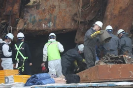 Đội tìm kiếm làm nhiệm vụ bên trong phà Sewol tại cảng Mokpo ngày 13/5. (Nguồn: EPA/TTXVN)