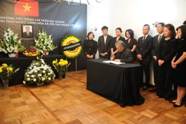 Đại sứ Nguyễn Hoài Dương ghi sổ tang Chủ tịch nước Trần Đại Quang. (Ảnh: Việt Hùng/TTXVN)