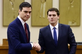 Người đứng đầu PSOE Pedro Sanchez (trái) và người đứng đầu Ciudadanos Albert Rivera sau khi ký thỏa thuận tại Madrid ngày 24/2. (Nguồn: AFP/TTXVN)