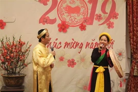 Đại sứ Việt Nam tại Hoa Kỳ Hà Kim Ngọc và phu nhân tham gia giao lưu văn nghệ cùng bà con Việt Kiều tại Tết cộng đồng Xuân Kỷ Hợi. (Ảnh: Phạm Ngọc Ánh/TTXVN) 