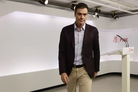 Lãnh đạo đảng PSOE Pedro Sanchez trong cuộc họp báo sau khi từ chức tại phiên họp bất thường của PSOE ở Madrid ngày 1/10. (Nguồn: AFP/TTXVN)