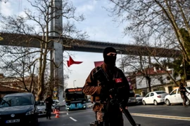 Cảnh sát đặc nhiệm Thổ Nhĩ Kỳ tăng cường an ninh trước hộp đêm Reina ở Istanbul ngày 4/1. (Nguồn: AFP/TTXVN)