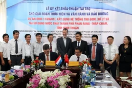 Chủ tịch Ủy ban Nhân dân tỉnh Ninh Thuận Lưu Xuân Vĩnh và Tổng lãnh sự Vương quốc Hà Lan tại Thành phố Hồ Chí Minh Simon Van Der Burg ký thỏa thuận. (Ảnh: Đức Ánh/TTXVN)