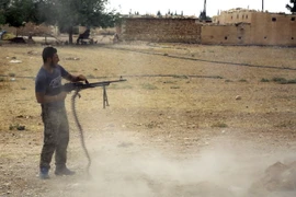 Lực lượng ủng hộ Chính phủ Syria trong chiến dịch chống phiến quân ở ngoại ô thị trấn Manbij, Aleppo ngày 15/6. (Nguồn: AFP/TTXVN) 