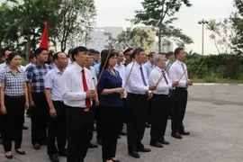 Các đại biểu thành kính dâng hương trước tượng đài đồng chí Hoàng Quốc Việt. (Ảnh: Thanh Thương/TTXVN) 
