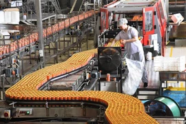 Dây chuyền sản xuất nước ngọt đóng chai tại Bắc Kinh, Trung Quốc ngày 21/6/2019. (Nguồn: THX/TTXVN) 