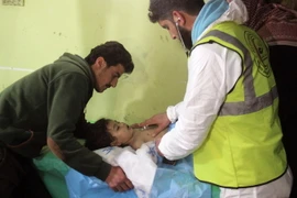 Trẻ em được điều trị tại một bệnh viện ở Khan Sheikhun, tỉnh Idlib ngày 4/4, sau khi có những dấu hiệu nghi phơi nhiễm chất độc sarin. (Nguồn: AFP/TTXVN)