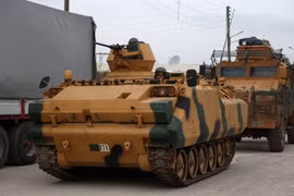 Xe quân sự Thổ Nhĩ Kỳ được triển khai tại khu vực Bab al-Salamah trên biên giới Thổ Nhĩ Kỳ-Syria ngày 21/1. (Nguồn: AFP/TTXVN)