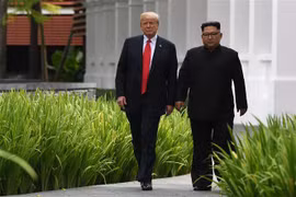 Tổng thống Mỹ Donald Trump (trái) và nhà lãnh đạo Triều Tiên Kim Jong-un tại hội nghị thượng đỉnh ở Singapore ngày 12/6/2018. (Nguồn: AFP/TTXVN) 