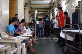 Hàng trăm người nhập viện vì ngộ độc rượu. (Nguồn: Rappler) 