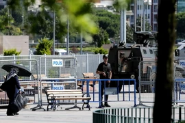 Cảnh sát Thổ Nhĩ Kỳ gác ở thành phố Istanbul ngày 21/7. (Nguồn: EPA/TTXVN)