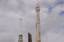 Tên lửa Falcon 9 rời khỏi bệ phóng mang theo khoang chứa hàng và vật liệu Dragon CRS3 lên ISS. (Nguồn: AFP/TTXVN)