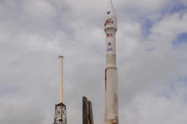 Tên lửa Falcon 9 rời khỏi bệ phóng mang theo khoang chứa hàng và vật liệu Dragon CRS3 lên ISS. (Nguồn: AFP/TTXVN)