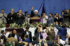 Đương kim Tổng thống Iran Hassan Rouhani (giữa) trong chiến dịch vận động tranh cử tại Tehran ngày 13/5. (Nguồn: EPA/TTXVN)