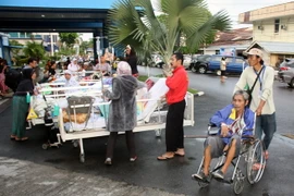 Điều trị cho các bệnh nhân bên ngoài bệnh viện M. Djamil sau động đất ở Padang, Tây Sumatra ngày 2/6. (Nguồn: EPA/TTXVN)