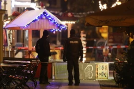 Cảnh sát Đức phong tỏa một khu chợ Giáng sinh. (Nguồn: Getty Image/TTXVN)