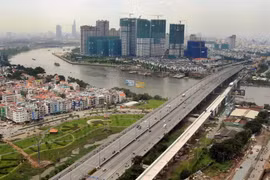 Cầu vượt đường sắt đô thị tuyến Metro số 1 vượt sông Sài Gòn. (Ảnh: An Hiếu/TTXVN)