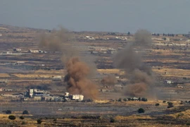 Khói bốc lên sau một cuộc không kích ở Syria. (Nguồn: AFP/TTXVN)