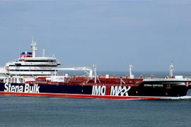 Tàu Stena Impero, treo cờ Anh đi qua vùng biển ngoài khơi thành phố Rotterdam, Hà Lan ngày 3/4/2018. (Nguồn: AFP/TTXVN) 
