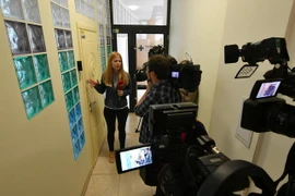 Các phóng viên Ukraine tác nghiệp bên ngoài văn phòng của hãng thông tấn Nga RIA Novosti ở Kiev ngày 15/5. (Nguồn: AFP/TTXVN)