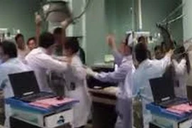 Cụ già 92 tuổi qua đời tại bệnh viện, người nhà kéo đến đánh bác sỹ