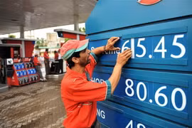 Điều chỉnh giá xăng dầu tại Karachi, Pakistan. (Nguồn: AFP/TTXVN) 