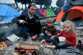 Trẻ em tại những căn lều tạm. (Nguồn: AFP/TTXVN)