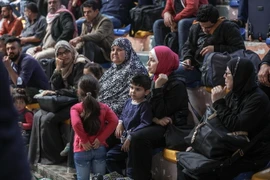 Người dân Palestine chờ đợi đi qua biên giới Gaza-Ai Cập tại cửa khẩu Rafah ngày 28/4. (Nguồn: THX/TTXVN)