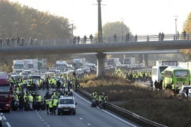 Người dân phong tỏa tuyến đường cao tốc A2 gần Valenciennes, miền Bắc Pháp, trong cuộc biểu tình phản đối tăng thuế nhiên liệu ngày 17/11/2018. (Nguồn: AFP/TTXVN) 