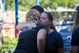 Thân nhân nạn nhân vụ xả súng cầu nguyện cho người thân tại nhà thờ Parkridge ở Parkland, Florida ngày 15/2. (Nguồn: THX/TTXVN)