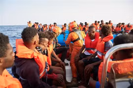 Người di cư được cứu sau khi thuyền của họ bị lật ngoài khơi Libya ngày 5/7. (Nguồn: AFP/TTXVN) 
