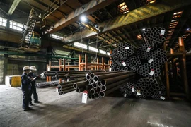Công nhân làm việc tại nhà máy sản xuất thép ở An Sơn, tỉnh Liêu Ninh, Đông Bắc Trung Quốc, ngày 5/7/2019. (Nguồn: THX/TTXVN) 