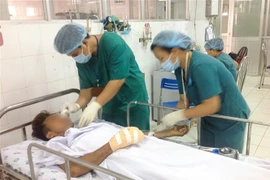 Bệnh nhân Nguyễn Trọng T. được điều trị tại Bệnh viện Đa khoa tỉnh Tây Ninh. (Ảnh: Thanh Tân/TTXVN) 