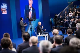 Tổng thống Nga Vladimir Putin (giữa) phát biểu tại Moskva ngày 30/1. (Nguồn: THX/TTXVN) 