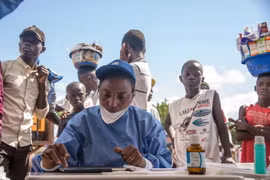 Nhân viên y tế chuẩn bị tiêm vắcxin phòng Ebola cho người dân ở Mbandaka, Cộng hòa Dân chủ Congo ngày 21/5. (Nguồn: AFP/TTXVN)