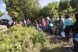Người tị nạn băng qua biên giới Canada-Mỹ tại Champlain, New York (Mỹ). (Nguồn: AFP/TTXVN) 
