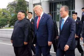 Nhà lãnh đạo Triều Tiên Kim Jong-un (trái), Tổng thống Mỹ Donald Trump (giữa) và Tổng thống Hàn Quốc Moon Jae-in (phải) sau cuộc gặp Mỹ-Triều ở làng đình chiến Panmunjom tại Khu phi quân sự (DMZ) chiều 30/6/2019. (Nguồn: Yonhap/TTXVN) 