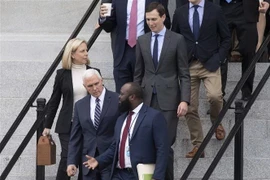 Phó Tổng thống Mỹ Mike Pence (thứ 2 trái), Cố vấn cấp cao của Nhà Trắng Jared Kushner (giữa) và Bộ trưởng An ninh Nội địa Kristjen Nielsen (trái) sau cuộc thảo luận với đại diện của đảng Dân chủ tại Washington, DC. (Nguồn: AFP/TTXVN) 