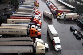 Xe container vận chuyển nông, thổ, sản xuất khẩu chờ thông quan tại Chi cục Hải quan Tân Thanh-Cục Hải quan Lạng Sơn tháng 1/2015. (Ảnh: Hoàng Hùng/TTXVN)