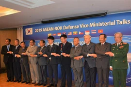 Các quan chức 10 nước thành viên ASEAN và Hàn Quốc. (Nguồn: TTXVN) 