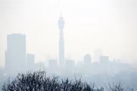 Khói mù ô nhiễm bao phủ bầu trời London, Anh. (Nguồn: AFP/TTXVN) 