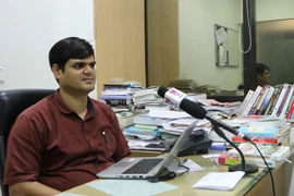 Giáo sư-tiến sỹ Faisal Ahmed, Chủ nhiệm Khoa Kinh tế quốc tế tại trường Quản lý FORE, là trường đầu ngành về kinh tế ở New Delhi. (Ảnh: Huy Bình-Minh Luyến/Vietnam+)