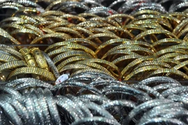 Giá vàng thế giới rơi xuống mức thấp nhất trong vòng bốn tháng